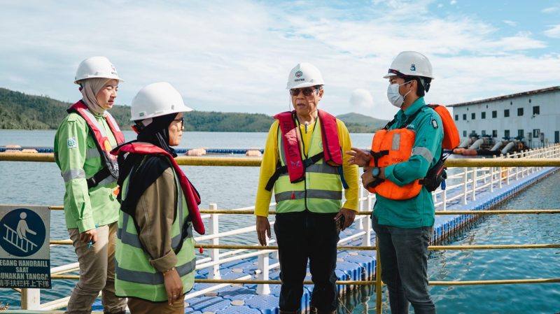 Dosen Sekolah Ilmu Lingkungan Universitas Indonesia, Tri Edhi Budhi Soesilo, melakukan pemantauan langsung kegiatan proteksi lingkungan di Obi