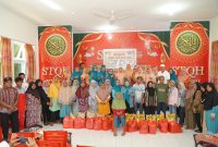 Tim Penggerak PKK dan Dharma Wanita Persatuan (DWP) Kota Tidore Kepulauan bekerja sama dengan Baznas memberikan santunan kepada masyarakat di empat kecamatan se-Pulau Tidore. (Istimewa)