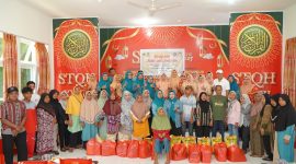 Tim Penggerak PKK dan Dharma Wanita Persatuan (DWP) Kota Tidore Kepulauan bekerja sama dengan Baznas memberikan santunan kepada masyarakat di empat kecamatan se-Pulau Tidore. (Istimewa)