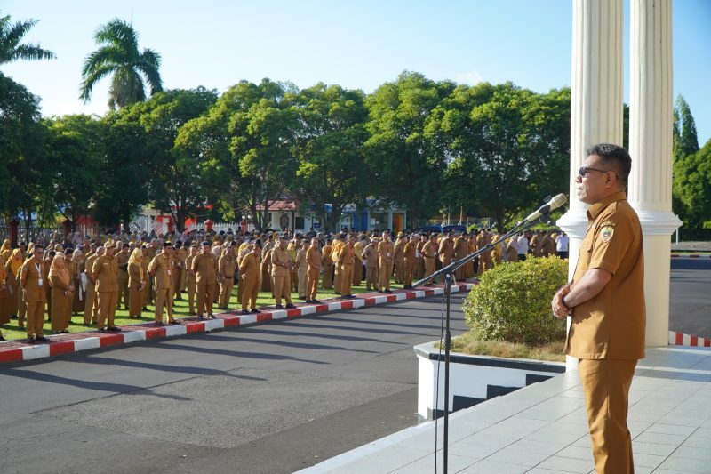 Wakil Wali Kota Tidore Kepulauan, Ahmad Laiman, saat memimpin apel gabungan di halaman Kantor Wali Kota. (Istimewa)