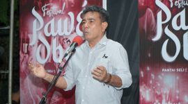 Wakil Wali Kota Tidore Kepulauan Ahmad Laiman menutup Festival Pawai Obor 2026 di kawasan Pantai Kelurahan Seli. (Istimewa)