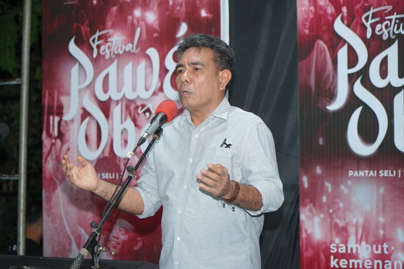 Wakil Wali Kota Tidore Kepulauan Ahmad Laiman menutup Festival Pawai Obor 2026 di kawasan Pantai Kelurahan Seli. (Istimewa)