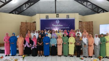 Foto Bersama Usai Pengukuhan Ketua Gabungan Organisasi Wanita Kota Ternate