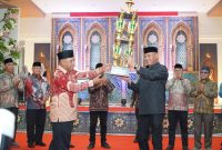 Piala bergilir diserahkan langsung oleh Wali Kota Tidore Kepulauan, Muhammad Sine, kepada Camat Tidore Utara dalam upacara penutupan di Aula Kie Matubu, BPMP Maluku Utara. (Istimewa)