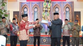 Piala bergilir diserahkan langsung oleh Wali Kota Tidore Kepulauan, Muhammad Sine, kepada Camat Tidore Utara dalam upacara penutupan di Aula Kie Matubu, BPMP Maluku Utara. (Istimewa)