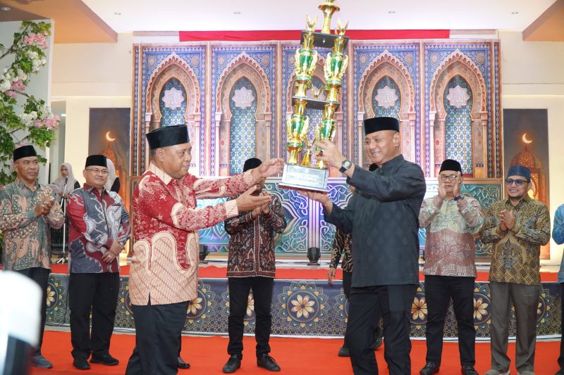 Piala bergilir diserahkan langsung oleh Wali Kota Tidore Kepulauan, Muhammad Sine, kepada Camat Tidore Utara dalam upacara penutupan di Aula Kie Matubu, BPMP Maluku Utara. (Istimewa)