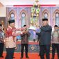 Piala bergilir diserahkan langsung oleh Wali Kota Tidore Kepulauan, Muhammad Sine, kepada Camat Tidore Utara dalam upacara penutupan di Aula Kie Matubu, BPMP Maluku Utara. (Istimewa)