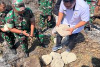 Peletakan batu pertama proyek jembatan Garuda Merah Putih di Desa Gita, Kecamatan Oba. (Istimewa)