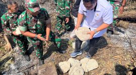Peletakan batu pertama proyek jembatan Garuda Merah Putih di Desa Gita, Kecamatan Oba. (Istimewa)