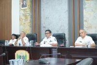 Wakil Wali Kota Ahmad Laiman mempresentasi dimensi penurunan tingkat pengangguran di Maluku Utara melalui Zoom Meeting dari ruang rapat wali kota. (Istimewa)
