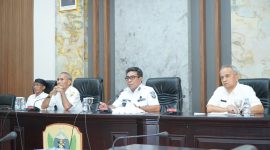 Wakil Wali Kota Ahmad Laiman mempresentasi dimensi penurunan tingkat pengangguran di Maluku Utara melalui Zoom Meeting dari ruang rapat wali kota. (Istimewa)
