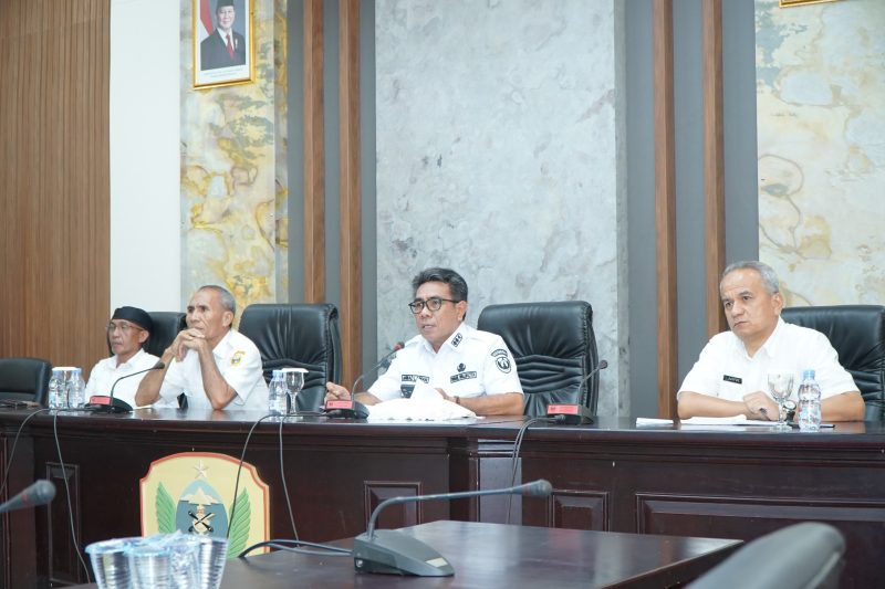 Wakil Wali Kota Ahmad Laiman mempresentasi dimensi penurunan tingkat pengangguran di Maluku Utara melalui Zoom Meeting dari ruang rapat wali kota. (Istimewa)
