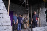 Wali Kota Tidore Kepulauan, Muhammad Sinen, bersama Wakil Wali Kota Ahmad Laiman, meninjau rumah warga yang rusak akibat gempa magnitudo 7,6 di daratan Oba. (Istimewa)