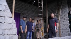 Wali Kota Tidore Kepulauan, Muhammad Sinen, bersama Wakil Wali Kota Ahmad Laiman, meninjau rumah warga yang rusak akibat gempa magnitudo 7,6 di daratan Oba. (Istimewa)