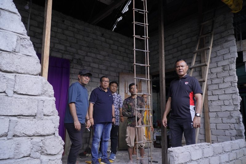 Wali Kota Tidore Kepulauan, Muhammad Sinen, bersama Wakil Wali Kota Ahmad Laiman, meninjau rumah warga yang rusak akibat gempa magnitudo 7,6 di daratan Oba. (Istimewa)