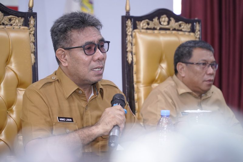 Wakil Wali Kota Tidore, Ahmad Laiman memimpin rapat teknis penerapan kebijakan ini bersama Sekda Ismail Dukomalamo dan Asisten Administrasi Umum Syofyan Saraha di Aula Sultan Nuku. (Istimewa)