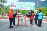Acara bertema “Dari Tugulufa Untuk Bumi, Tidore Menuju Zero Sampah Plastik” ditandai dengan pemukulan gong. (Istimewa)