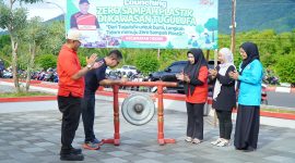 Acara bertema “Dari Tugulufa Untuk Bumi, Tidore Menuju Zero Sampah Plastik” ditandai dengan pemukulan gong. (Istimewa)