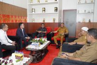 Wali Kota Tidore Kepulauan Muhammad Sinen bersama Wakil Wali Kota Ahmad Laiman menerima kunjungan silaturahmi Kepala BRI Cabang Soasio yang baru, Anggar Diosdado, beserta jajaran. (Istimewa)