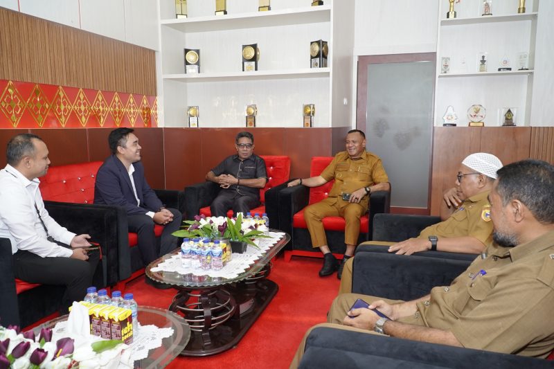 Wali Kota Tidore Kepulauan Muhammad Sinen bersama Wakil Wali Kota Ahmad Laiman menerima kunjungan silaturahmi Kepala BRI Cabang Soasio yang baru, Anggar Diosdado, beserta jajaran. (Istimewa)