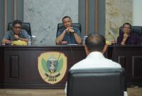 Wali Kota Tidore Kepulauan Muhammad Sinen bersama Wakil Wali Kota Ahmad Laiman melaksanakan wawancara tahap akhir seleksi calon Direktur Perusahaan Umum Daerah Ake Mayora. (Istimewa)