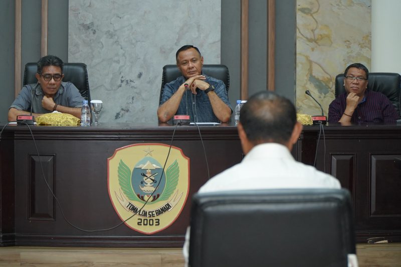 Wali Kota Tidore Kepulauan Muhammad Sinen bersama Wakil Wali Kota Ahmad Laiman melaksanakan wawancara tahap akhir seleksi calon Direktur Perusahaan Umum Daerah Ake Mayora. (Istimewa)
