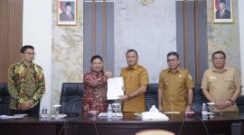 Plt. Kepala Perwakilan BPK Maluku Utara, Bhuono Agung Nugroho, saat melakukan kunjungan kerja pemeriksaan terinci Laporan Keuangan Pemerintah Daerah Tahun 2025 di Kantor Wali Kota Tidore. (Istimewa)