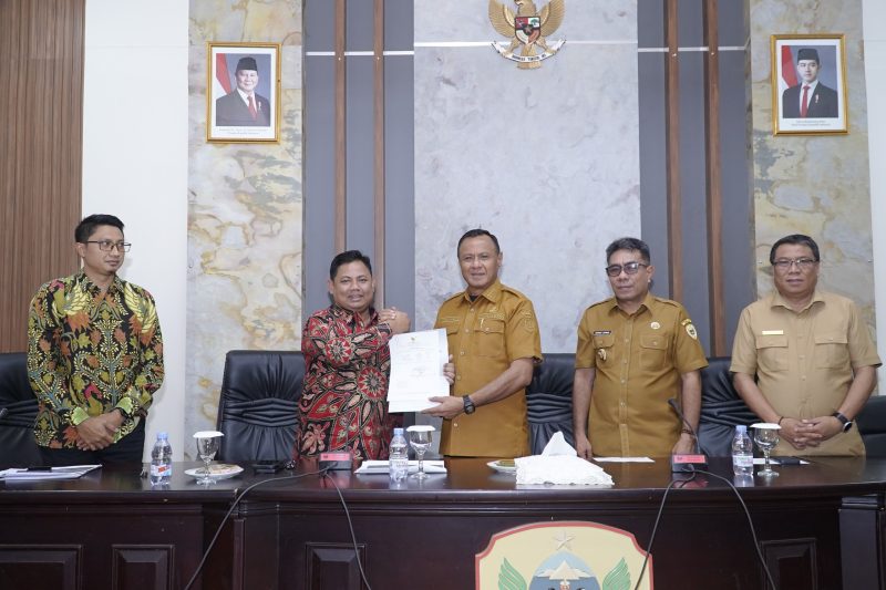 Plt. Kepala Perwakilan BPK Maluku Utara, Bhuono Agung Nugroho, saat melakukan kunjungan kerja pemeriksaan terinci Laporan Keuangan Pemerintah Daerah Tahun 2025 di Kantor Wali Kota Tidore. (Istimewa)