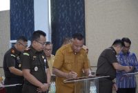 Wali Kota Tidore Kepulauan Muhammad Sinen menghadiri penandatanganan MoU bersama Kepala Kejaksaan Tinggi Maluku Utara dan Gubernur, serta Perjanjian Kerja Sama (PKS) antara para kepala kejaksaan negeri dengan bupati/wali kota se-Malut. (Istimewa)
