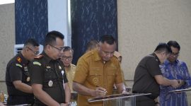 Wali Kota Tidore Kepulauan Muhammad Sinen menghadiri penandatanganan MoU bersama Kepala Kejaksaan Tinggi Maluku Utara dan Gubernur, serta Perjanjian Kerja Sama (PKS) antara para kepala kejaksaan negeri dengan bupati/wali kota se-Malut. (Istimewa)