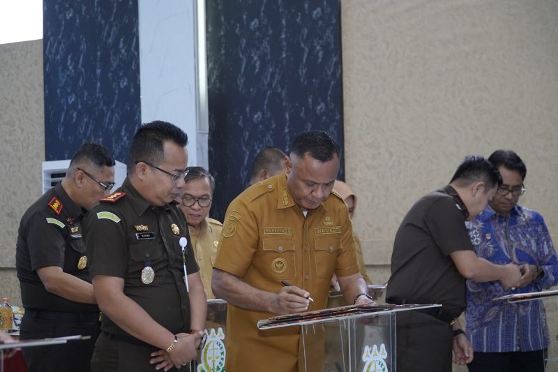Wali Kota Tidore Kepulauan Muhammad Sinen menghadiri penandatanganan MoU bersama Kepala Kejaksaan Tinggi Maluku Utara dan Gubernur, serta Perjanjian Kerja Sama (PKS) antara para kepala kejaksaan negeri dengan bupati/wali kota se-Malut. (Istimewa)