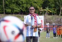 Wali Kota Tidore Kepulauan, Muhammad Sinen, saat membuka Turnamen Sepak Bola Gawang Sedang Sumkusu Cup II di Lapangan Sumkusu, Ome, Tidore Utara. (Istimewa)