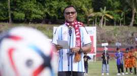 Wali Kota Tidore Kepulauan, Muhammad Sinen, saat membuka Turnamen Sepak Bola Gawang Sedang Sumkusu Cup II di Lapangan Sumkusu, Ome, Tidore Utara. (Istimewa)