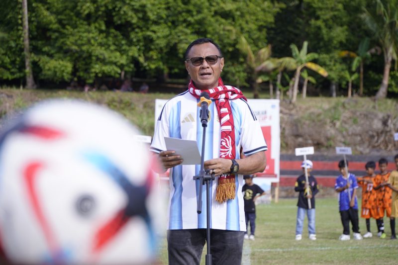 Wali Kota Tidore Kepulauan, Muhammad Sinen, saat membuka Turnamen Sepak Bola Gawang Sedang Sumkusu Cup II di Lapangan Sumkusu, Ome, Tidore Utara. (Istimewa)