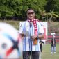 Wali Kota Tidore Kepulauan, Muhammad Sinen, saat membuka Turnamen Sepak Bola Gawang Sedang Sumkusu Cup II di Lapangan Sumkusu, Ome, Tidore Utara. (Istimewa)