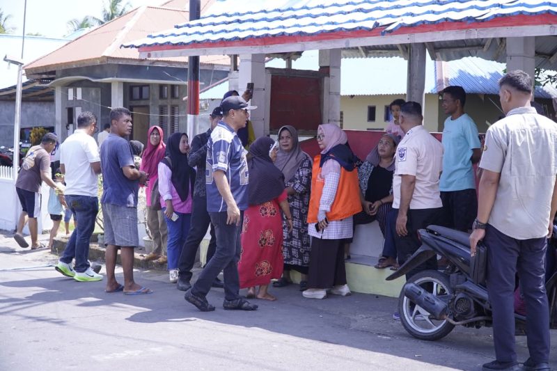 Wali Kota Tidore Muhammad Sinen bersama Wakil Wali Kota Ahmad Laiman, Ketua DPRD Ade Kama, BPBD, dan OPD terkait turun memantau situasi di lapangan usai gempa Magnitudo 7,6. (Istimewa) 