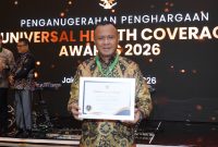 Wali Kota Tidore Kepulauan Muhammad Sinen menerima penghargaan UHC Award Kategori Madya Tahun 2026 dalam acara Deklarasi dan Pencanangan UHC Award. (Istimewa)