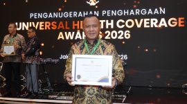 Wali Kota Tidore Kepulauan Muhammad Sinen menerima penghargaan UHC Award Kategori Madya Tahun 2026 dalam acara Deklarasi dan Pencanangan UHC Award. (Istimewa)