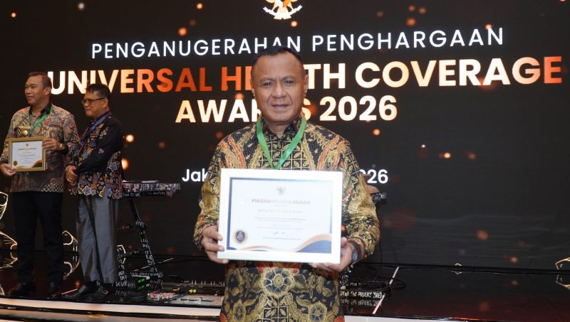 Wali Kota Tidore Kepulauan Muhammad Sinen menerima penghargaan UHC Award Kategori Madya Tahun 2026 dalam acara Deklarasi dan Pencanangan UHC Award. (Istimewa)