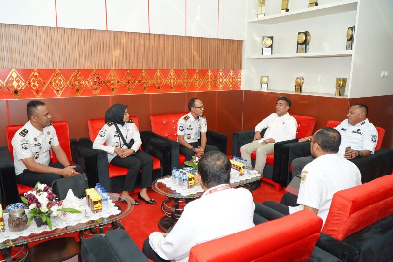 Wali Kota Tidore Kepulauan Muhammad Sinen bersama Wakil Wali Kota Ahmad Laiman menerima kunjungan Kepala Rutan Kelas II B Soasio, Agus Setyawan. (Istimewa)