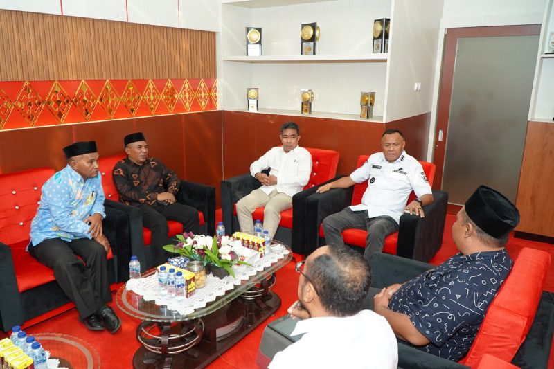 Wali Kota Muhammad Sinen dan Wakil Wali Kota Tidore Kepulauan Ahmad Laiman menerima kunjungan Kepala Kantor Kemenag Tidore, Lukmanuddin Abdurahman, bersama jajarannya. (Istimewa)
