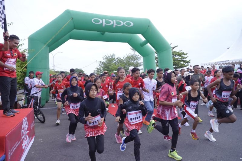 Peserta dilepas oleh Wakil Wali Kota Tidore Kepulauan Ahmad Laiman, didampingi Sekretaris Daerah Ismail Dukomalamo. (Istimewa)