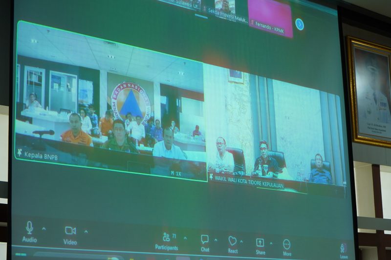 Rakor bersama Kepala BNPB RI dan Menteri PMK melalui zoom meeting dari ruang rapat Wali Kota Tidore Kepulauan. (Istimewa)