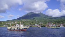 Ritual Lufu Kie, atau keliling pulau menggunakan armada juanga dalam rangkaian Hari Jadi Tidore ke 918. (Istimewa)