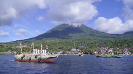 Ritual Lufu Kie, atau keliling pulau menggunakan armada juanga dalam rangkaian Hari Jadi Tidore ke 918. (Istimewa)