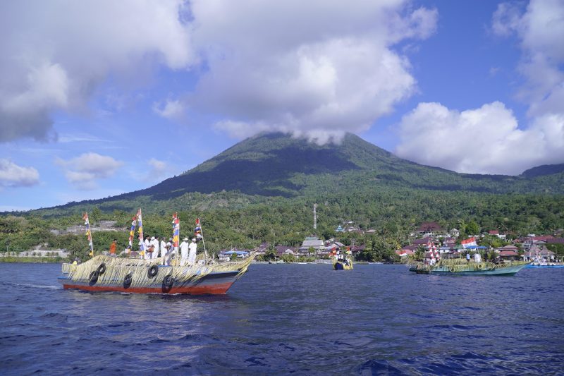 Ritual Lufu Kie, atau keliling pulau menggunakan armada juanga dalam rangkaian Hari Jadi Tidore ke 918. (Istimewa)