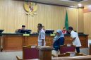 Mantan Sekwan, Ali Umanahu dan Plt Kepala BPKAD Kepulauan Sula, Gina Tidore di Sidang Kasus Korupsi BTT di Pengadilan Tipikor Ternate. (RakyatMu) 