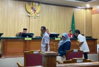 Mantan Sekwan, Ali Umanahu dan Plt Kepala BPKAD Kepulauan Sula, Gina Tidore di Sidang Kasus Korupsi BTT di Pengadilan Tipikor Ternate. (RakyatMu) 