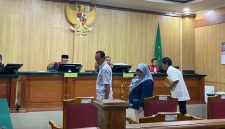 Mantan Sekwan, Ali Umanahu dan Plt Kepala BPKAD Kepulauan Sula, Gina Tidore di Sidang Kasus Korupsi BTT di Pengadilan Tipikor Ternate. (RakyatMu) 
