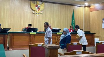 Mantan Sekwan, Ali Umanahu dan Plt Kepala BPKAD Kepulauan Sula, Gina Tidore di Sidang Kasus Korupsi BTT di Pengadilan Tipikor Ternate. (RakyatMu) 
